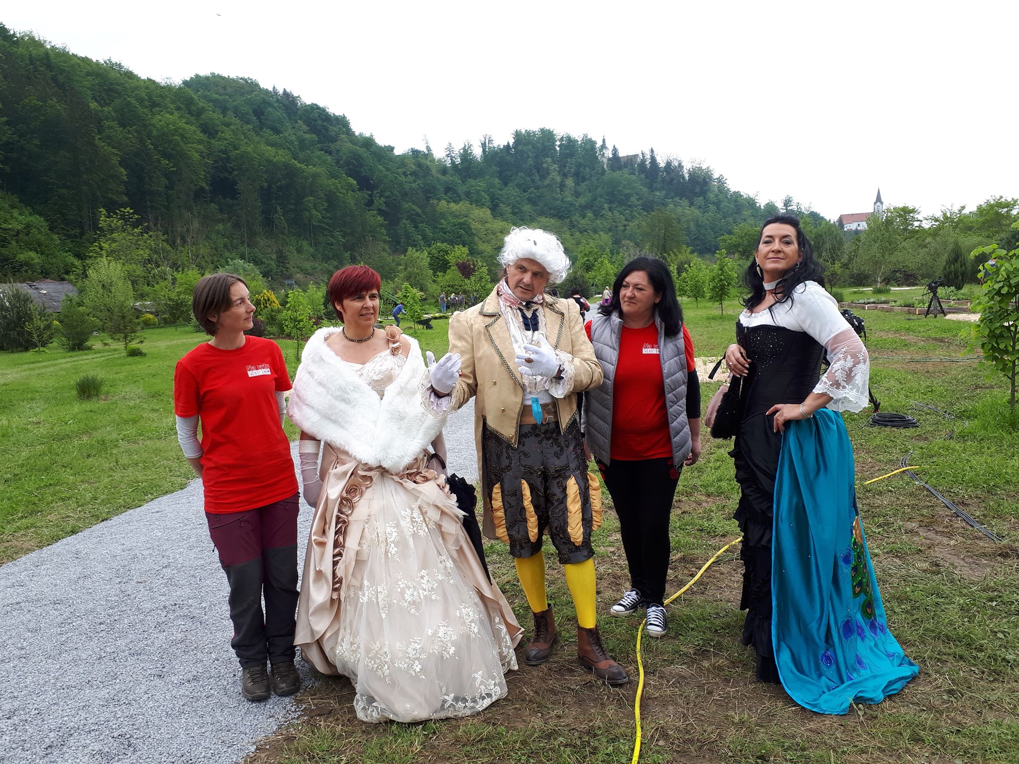 Po sajenju vrtnic so grajski park obiskali še drugi visoki gostje: grof in grofica Štatenberška, grofica Maja, KUD Galiarda