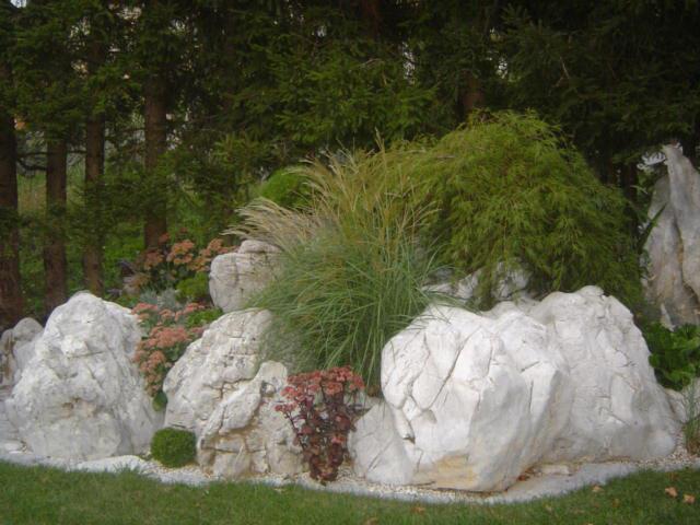 Gospa Lidija Knavs iz Loškega potoka nam je poslala nekaj fotografij njenega čudovitega vrta.